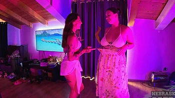 Lesbianas calientes Abbie Storm y Vanessa Klein follando amateur