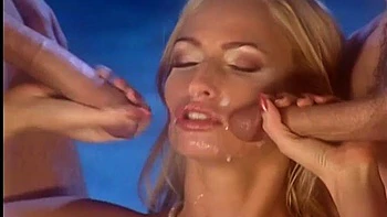 Blonde Dreier DP: Blasen und Doggy draußen