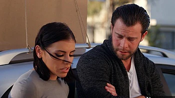 Lena Paul séduit avec ses seins naturels 32DDD en string