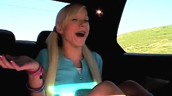 Лил Лекси мастурбирует пальцами в соло