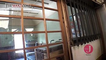 Японка дрочит вибратором в вагине на публике