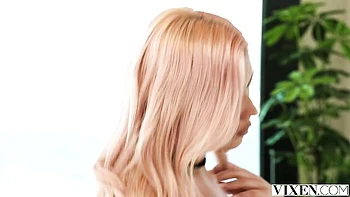 Длинноногая блондинка Джулия Гранди скачет на большом члене