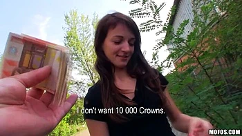 Langbeinige Brünette Aimee Ryan fickt draußen fürs Geld