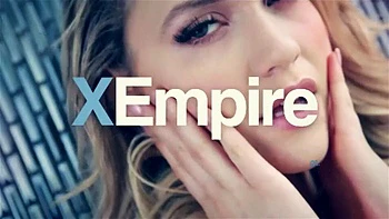 Kleine Puck in roter Lingerie bekommt Hardcore-Fick mit großem Schwanz bei HARDX