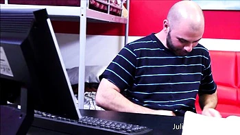 Julia Ann cougar aristocratique aux énormes nichons