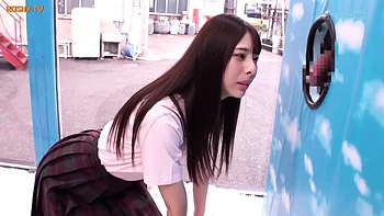 Asiatische Studentin wird vom großen Schwanz vollgespritzt