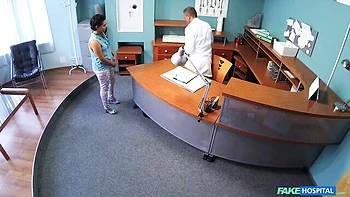 Kurviges Büro-Teen saugt großen Schwanz und wird gefickt