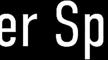 Julia Ann la bombasse montre ses gros seins