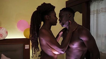 Morena se masturba sozinha no banho