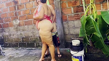 Scharfe Milf mit fettem Arsch im Garten gefickt