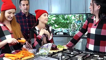 Verrückte rothaarige Amateurin im Gruppensex