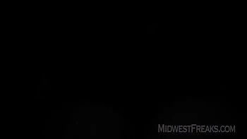 Jimmys dreckige Stiefmutter lutscht Schwanz und schluckt