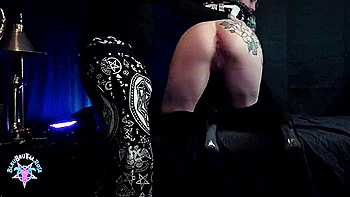 Викканская милфа трахается с обожанием жопы и глубоким минетом