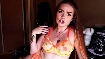 Rothaarige Göttin Roxy Solo mit Nippeln