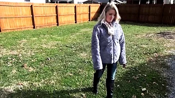 Loira amadora fodida e feita cócegas na rua