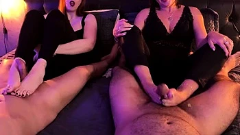 Nara & Syl lutschen zwei geile Schwänze POV