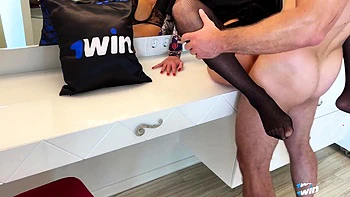 Asiatisches Teen wird mit Spielzeug Doggy gefickt