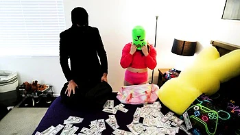 Adolescente safada pega o enorme pau do padrasto