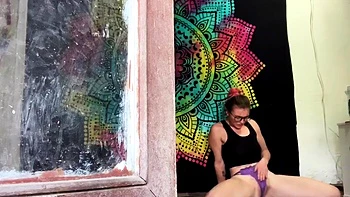 Brünette Babe masturbiert nach Yoga