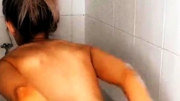 Skylar Taylor se branle nue dans la baignoire