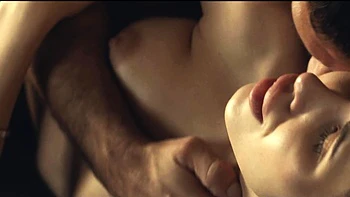 Alysia Bounty folla duro el culo MILF