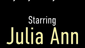 Julia-Ann baise ses gros seins en silicone