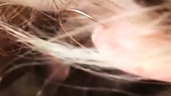 MILF loira faz garganta profunda em close