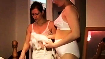 Зрелые подруги пальцами ебут лесбийскую киску