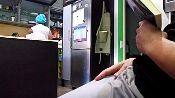 Je montre ma grosse bite à ma belle-mère, elle branle