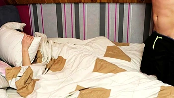 Lamiendo la pussy de madrastra pelirroja en webcam