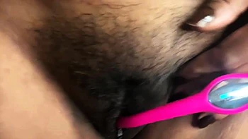 Milf desi con tetas enormes se masturba la pussy