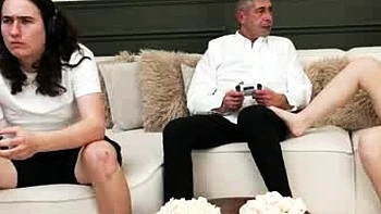 Papa baise ma blonde ado pendant que je joue