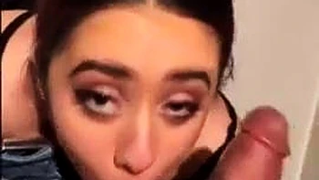 Amateur mit großen Titten lutscht Schwanz