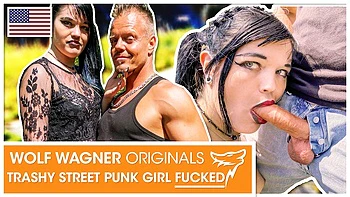 Жесткий немецкий трах с большим членом на улице