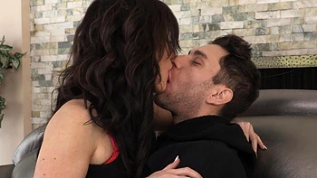 Jennifer Whites enger Arsch von riesigem Schwanz gedehnt