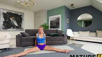 Milf Malusha se masturba os peitos grandes em POV