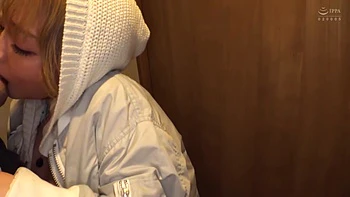 Chica asiática corre duro con besos profundos