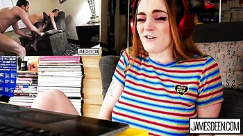 Abbie Maley ruiva curvilínea striptease e masturbação