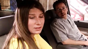 Брюнетка Тутси делает глубокий минет и лижет киску