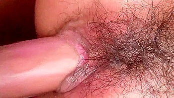 Jeune japonaise poilue baise en extérieur