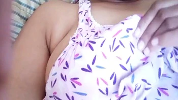 Actrice indienne célèbre se masturbe avec gros seins et chatte mouillée