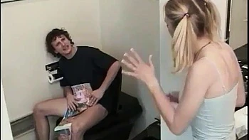 Zwei Mädels verführen ihren gut bestückten Freund: Blasen, Cowgirl & Anal