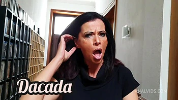 MILF de peitões Julia & Dacada fodem marido traidor