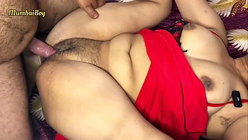 Geile Indische MILF Bhabhi im Dreier mit Freundinnen