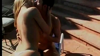 Blonde superbe baisée en doggy et missionnaire