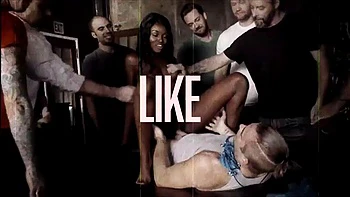 Asiatisches Babe lenkt ab mit Fußjob und fickt hart