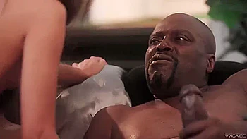 Sua pussy chique fodida em ménage lésbico