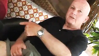 Femme au foyer baisée par une superbe mademoiselle du club échangiste