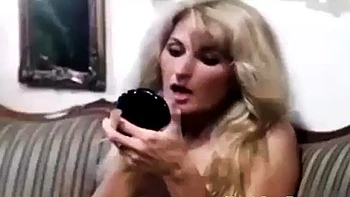 Blondes et brunes chaudes en levrette hardcore