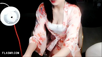 Жестко трахает блондинку сиськой